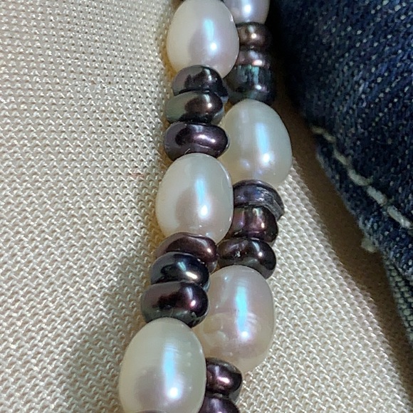 Lovely vintage two toned double strand genuine pearl necklace. - Picture 4 of 17